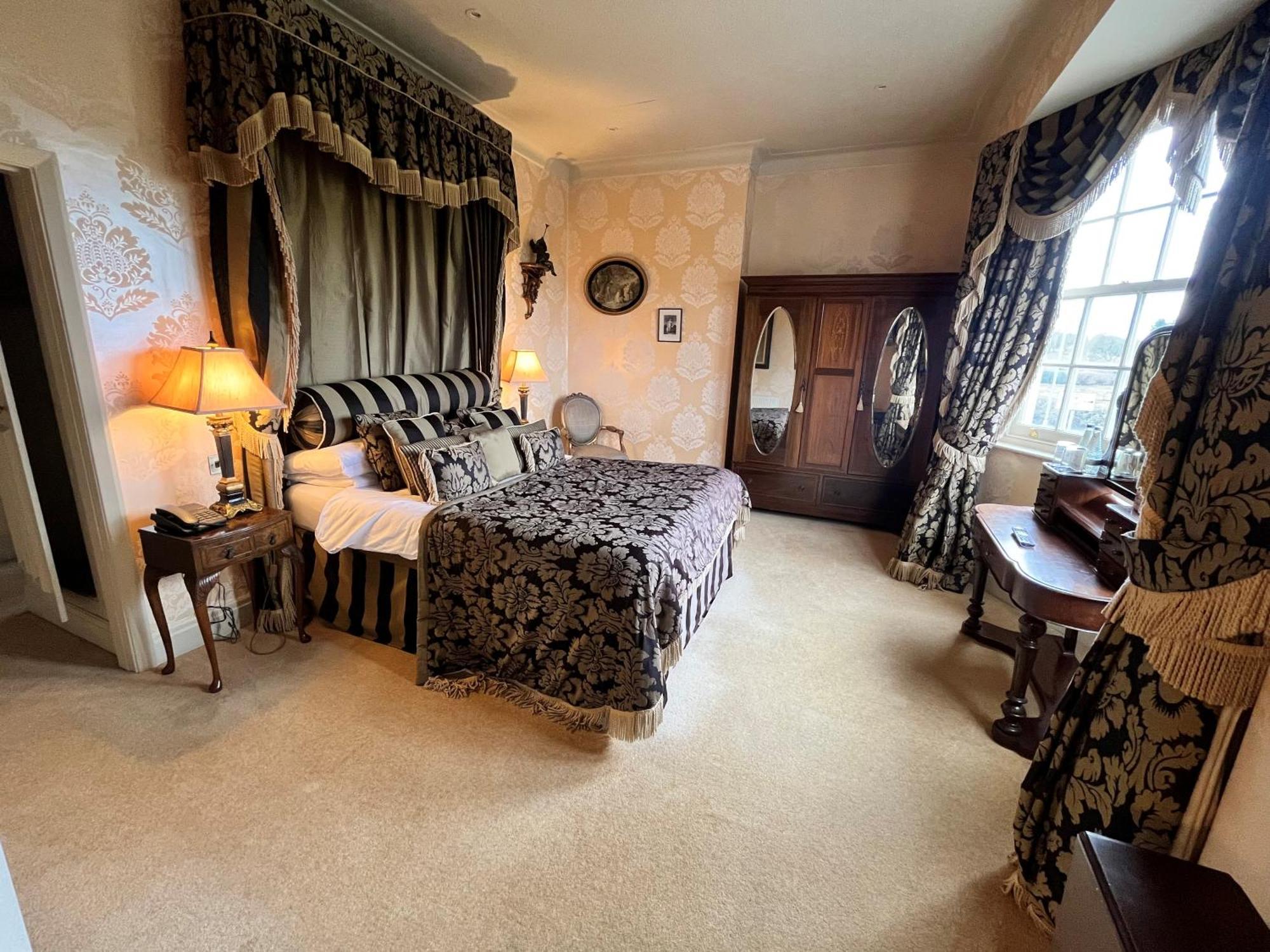 Ye Olde Bell Hotel & Spa เร็ทฟอร์ด ภายนอก รูปภาพ